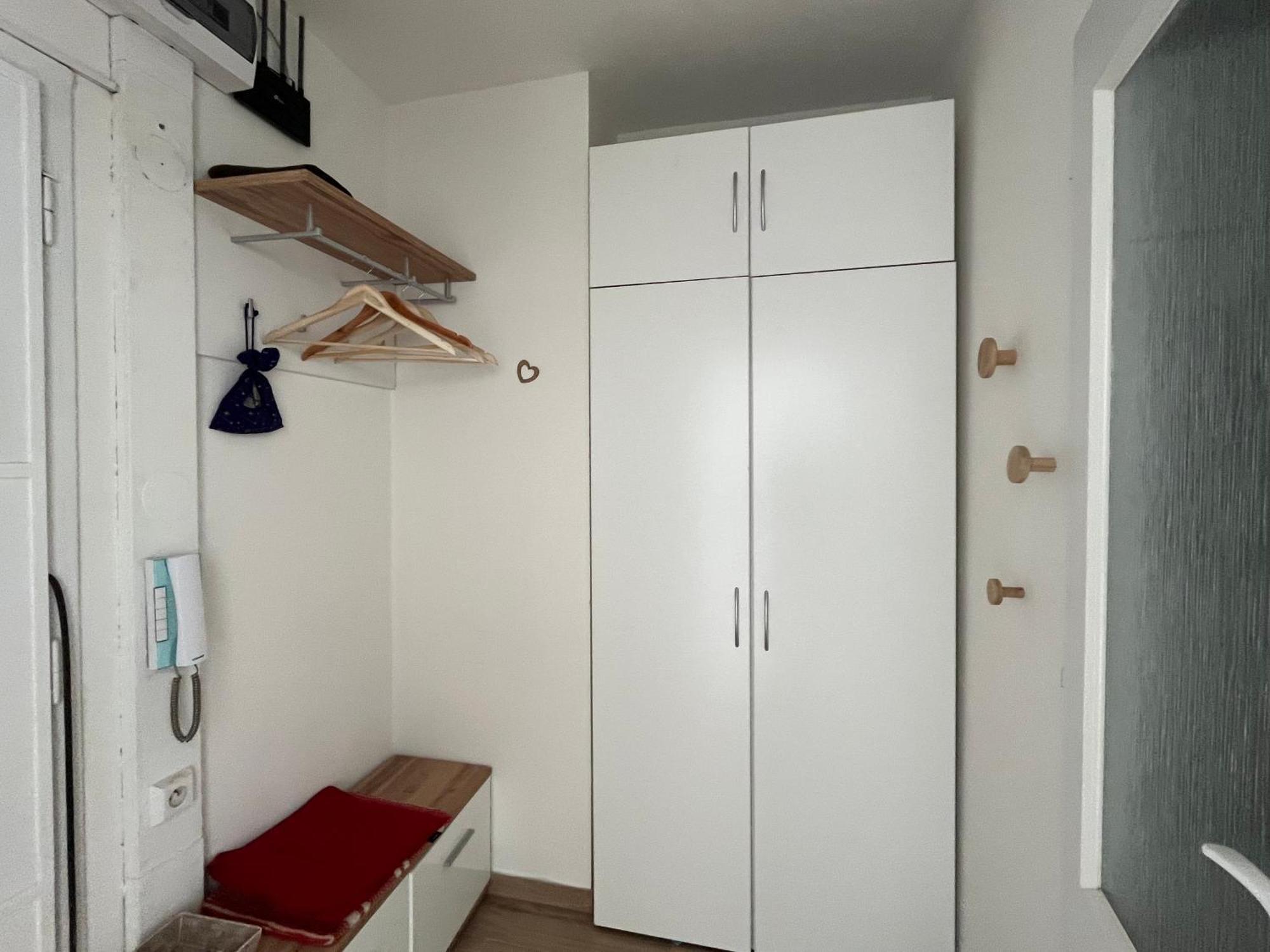 Sunny Minimalistic Flat Near Metro Opatov Apartment - Prague — Photos 2
